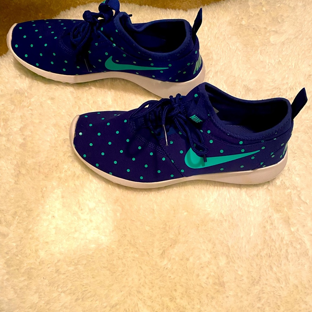 Women’s Size 7.5 Nike Juvenates